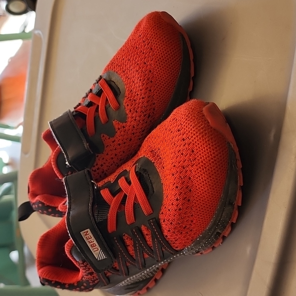 Youth shoes size 3.5 ubfen